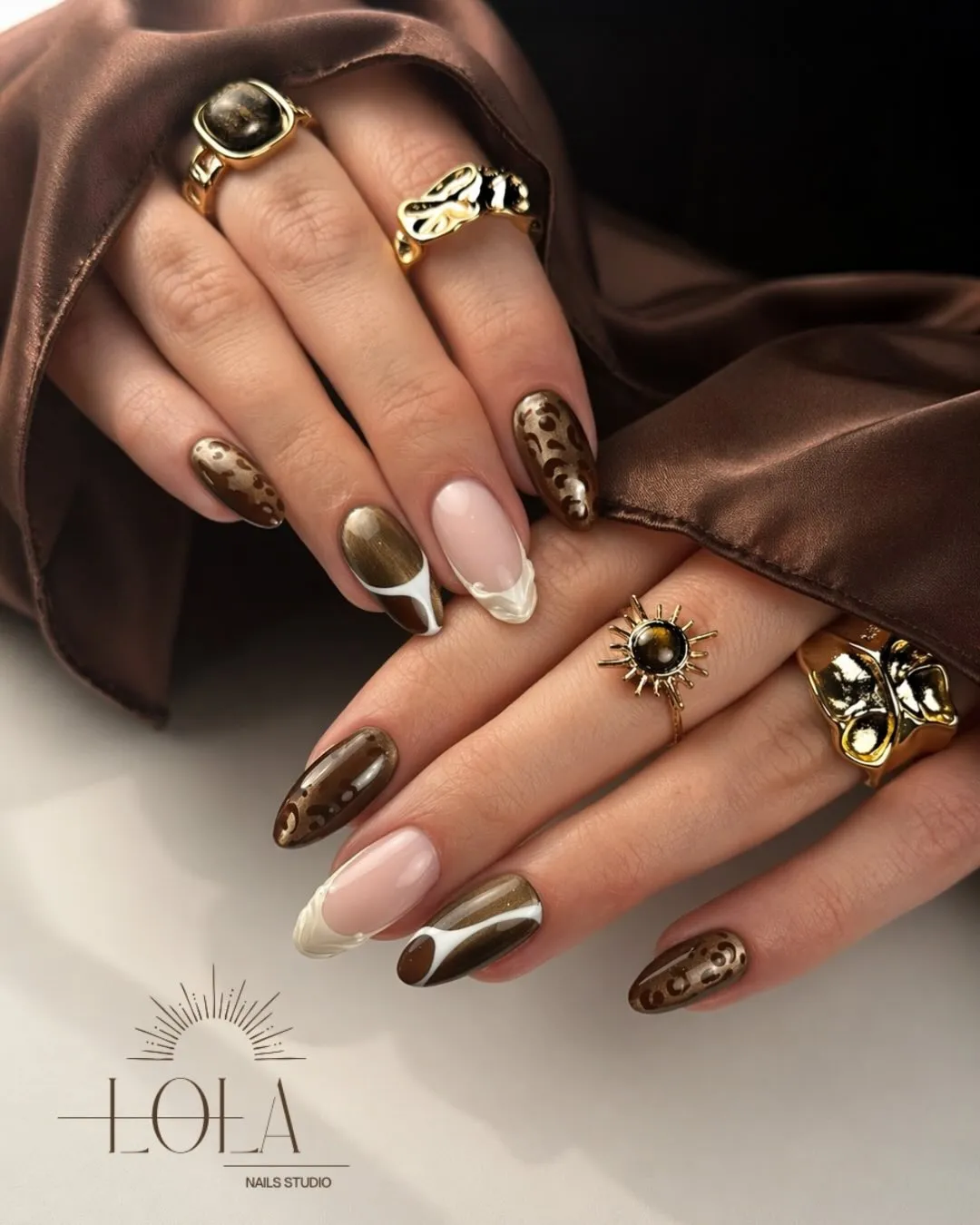 Nail art Lola Nails Studio, nail art léopard, bagues dorées